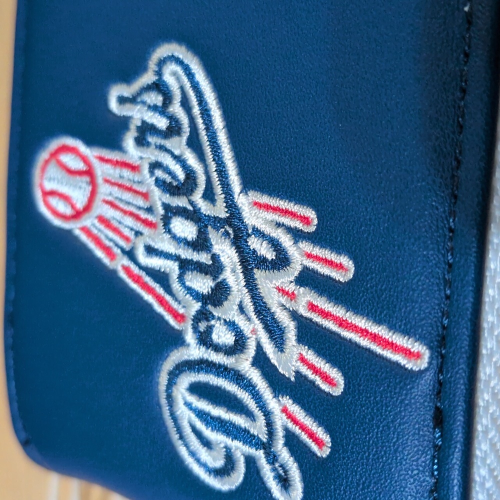 Los Angeles Dodgers Zip Up Wallet - Picture 2 of 5